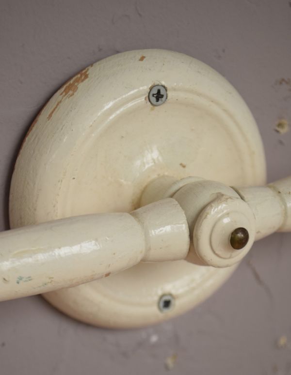 ウォールシェルフ・ウォールハンガー アンティーク家具 ホワイトペイントの可愛いアンティークランドリーラック。アンティークのため、多少の欠け・傷がある場合がありますが、使用上問題はありませんので、ご了承下さい。(d-1095-f)