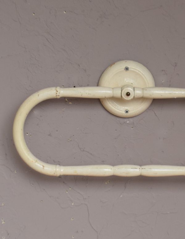 ウォールシェルフ・ウォールハンガー アンティーク家具 ホワイトペイントの可愛いアンティークランドリーラック。お部屋をパッと明るくしてくれるホワイトペイントのタオルハンガーです。(d-1095-f)