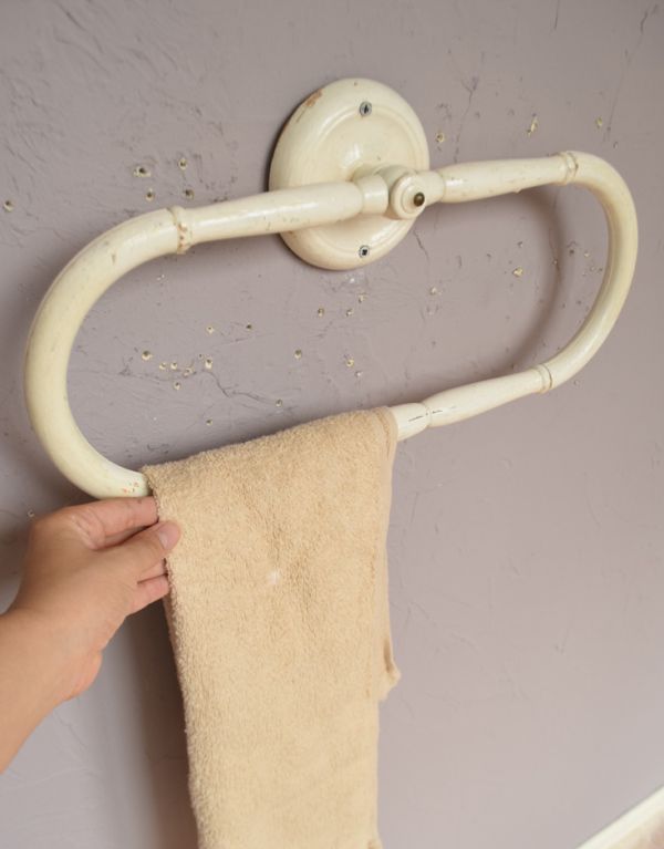 ウォールシェルフ・ウォールハンガー アンティーク家具 ホワイトペイントの可愛いアンティークランドリーラック。見た目はもちろん、使いやすいシンプルな造りです。(d-1095-f)