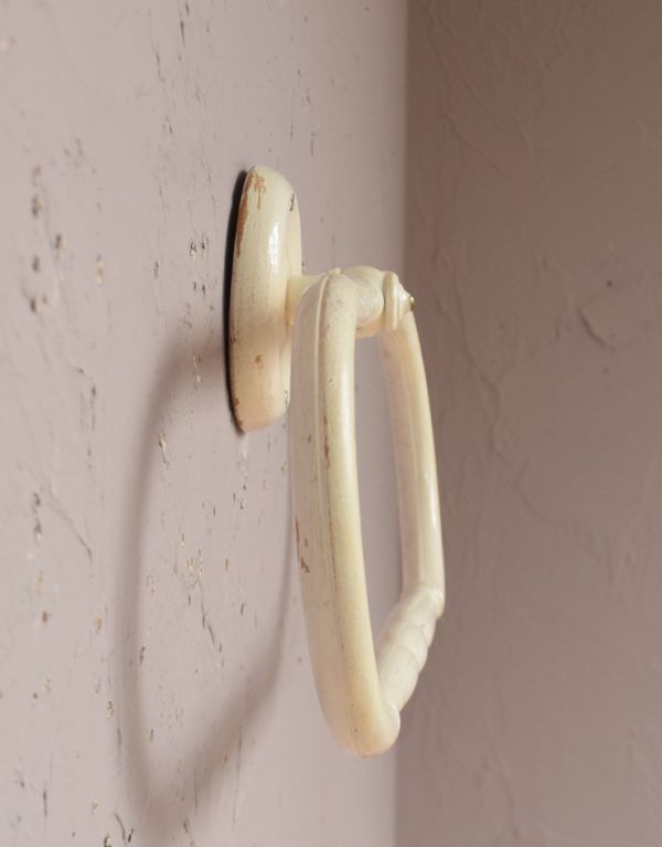 ウォールシェルフ・ウォールハンガー アンティーク家具 ホワイトペイントの可愛いアンティークランドリーラック。横から見ても、スッキリしたデザインです。(d-1095-f)