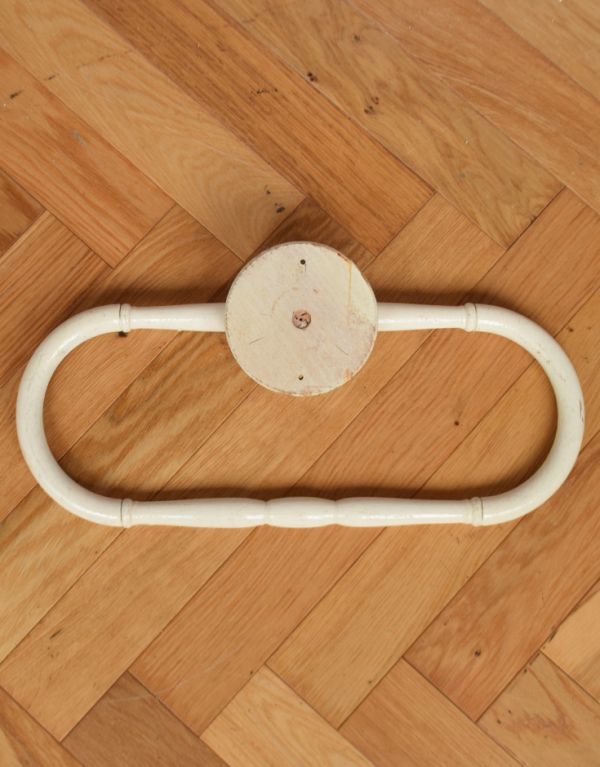 ウォールシェルフ・ウォールハンガー アンティーク家具 ホワイトペイントの可愛いアンティークランドリーラック。裏側はこんな感じです。(d-1095-f)