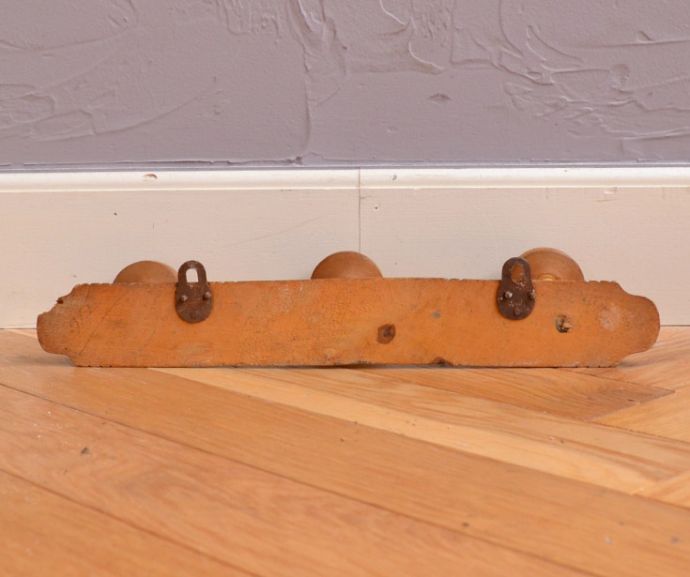 フック・フックボード　住宅用パーツ　フランスから届いたバンブーの形が可愛い木製のアンティークフックボード（３連フック）。後ろ側を見てみると･･･アンティークは新品ではないので、もちろん経年変化によるキズはありますが、壁への取り付け部分も職人がキレイに修復しました。(d-1100-z-1)
