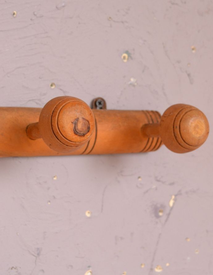 フック・フックボード　住宅用パーツ　フランスから届いたバンブーの形が可愛い木製のアンティークフックボード（３連フック）。壁をオシャレにしてくれる！実用的なアンティークフランスのアンティークらしいおしゃれなデザインのバンブーフック。(d-1100-z-1)