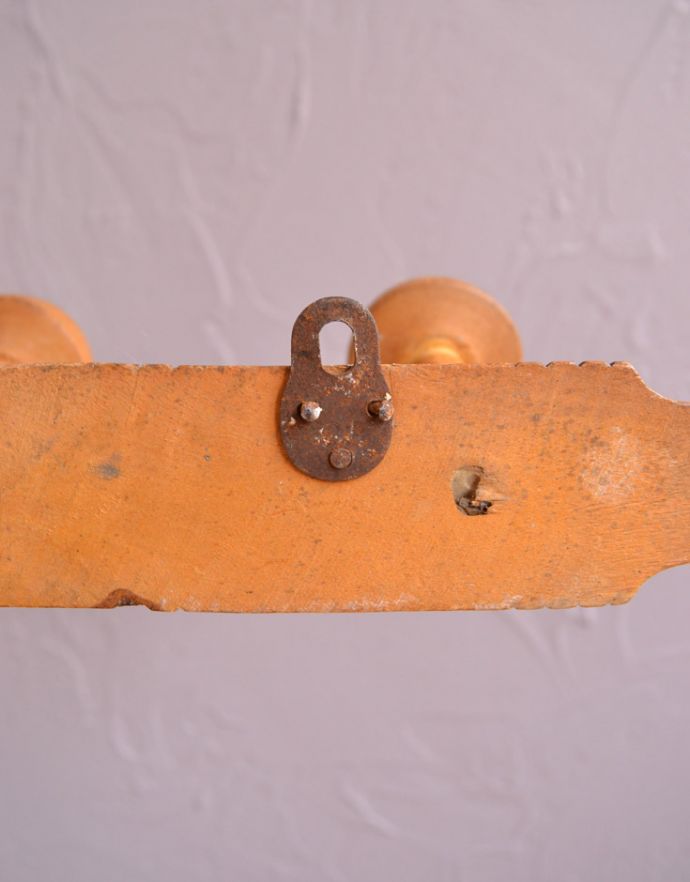 フック・フックボード　住宅用パーツ　フランスから届いたバンブーの形が可愛い木製のアンティークフックボード（３連フック）。カンタンに取り付け出来ます。(d-1100-z-1)