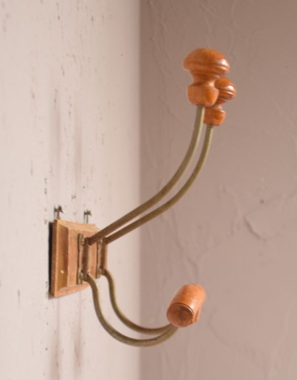 ウォールシェルフ・ウォールハンガー　アンティーク家具　アンティークの壁付け家具、コート＆ハットフック（ダブル）。横から見ても可愛いデザインですもちろん横顔だって可愛いデザイン。(d-1102-f)