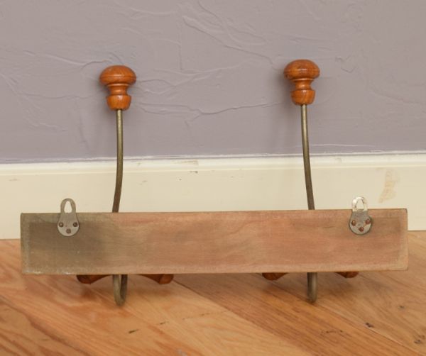ウォールシェルフ・ウォールハンガー　アンティーク家具　アンティークの壁付け家具、コート＆ハットフック（ダブル）。後ろ側を見てみると･･･アンティークは新品ではないので、もちろん経年変化によるキズはありますが、壁への取り付け部分も職人がキレイに修復しました。(d-1102-f)