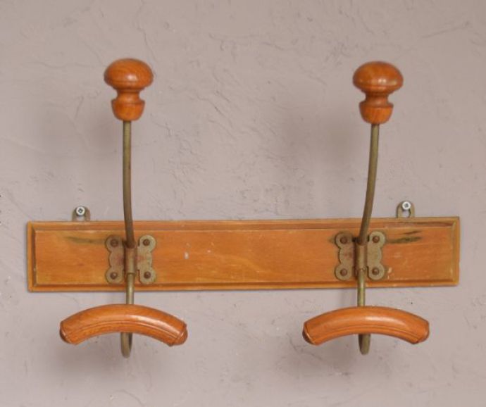 ウォールシェルフ・ウォールハンガー　アンティーク家具　アンティークの壁付け家具、コート＆ハットフック（ダブル）。壁をオシャレにしてくれる！実用的なアンティークアンティークらしいおしゃれなデザインで雰囲気を作ってくれるシェルフ。(d-1102-f)