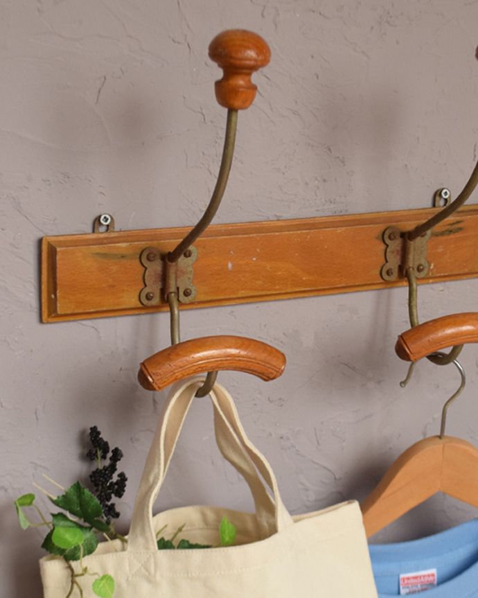 ウォールシェルフ・ウォールハンガー　アンティーク家具　アンティークの壁付け家具、コート＆ハットフック（ダブル）。壁のオシャレを楽しみましょう空いている壁に取り付けるだけでなんだかワクワクしちゃう可愛らしさ。(d-1102-f)