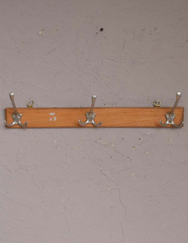 ウォールシェルフ・ウォールハンガー アンティーク家具 アンティークの壁付け家具、たっぷり掛けられるフックボード。壁をオシャレにしてくれる!実用的なアンティークアンティークらしいおしゃれなデザインで雰囲気を作ってくれるシェルフ。(d-1104-f)