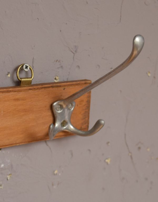 ウォールシェルフ・ウォールハンガー アンティーク家具 アンティークの壁付け家具、たっぷり掛けられるフックボード。壁のオシャレを楽しみましょう空いている壁に取り付けるだけでなんだかワクワクしちゃう可愛らしさ。(d-1104-f)