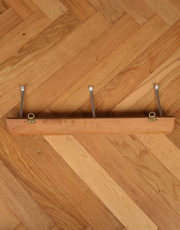 ウォールシェルフ・ウォールハンガー アンティーク家具 アンティークの壁付け家具、たっぷり掛けられるフックボード。後ろ側を見てみると・・・アンティークは新品ではないので、もちろん経年変化によるキズはありますが、壁への取り付け部分も職人がキレイに修復しました。(d-1104-f)