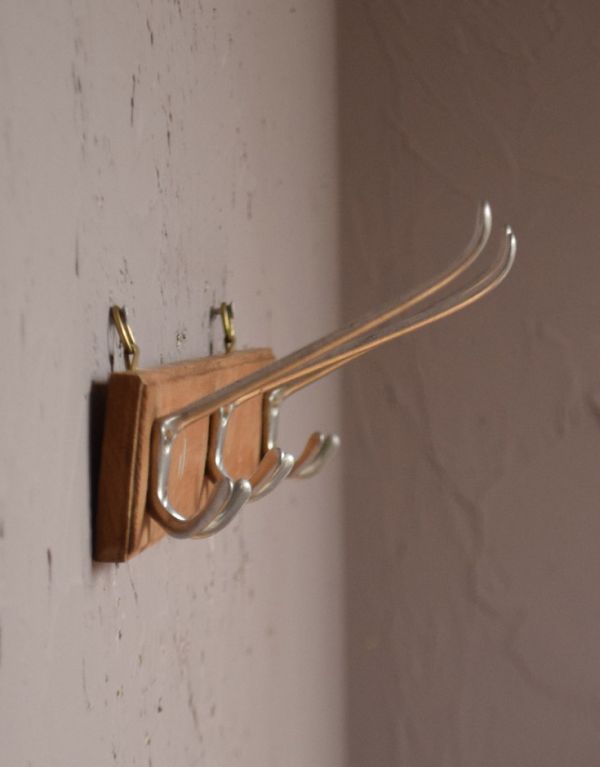 ウォールシェルフ・ウォールハンガー アンティーク家具 アンティークの壁付け家具、たっぷり掛けられるフックボード。横から見ても可愛いデザインですもちろん横顔だって可愛いデザイン。(d-1104-f)