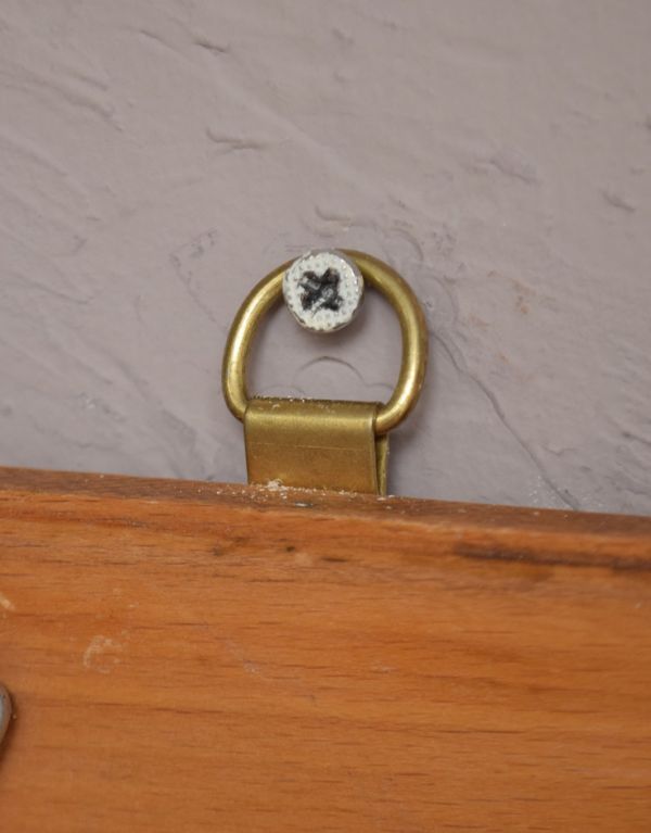 ウォールシェルフ・ウォールハンガー アンティーク家具 アンティークの壁付け家具、たっぷり掛けられるフックボード。市販のネジに引っ掛けて固定してください。(d-1104-f)