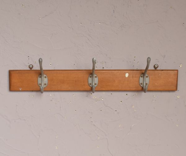ウォールシェルフ・ウォールハンガー アンティーク家具 アンティークのコートフックボード(3連フック)。壁をオシャレにしてくれる!実用的なアンティークアンティークらしいおしゃれなデザインで雰囲気を作ってくれるフックボードです。(d-1105-f)