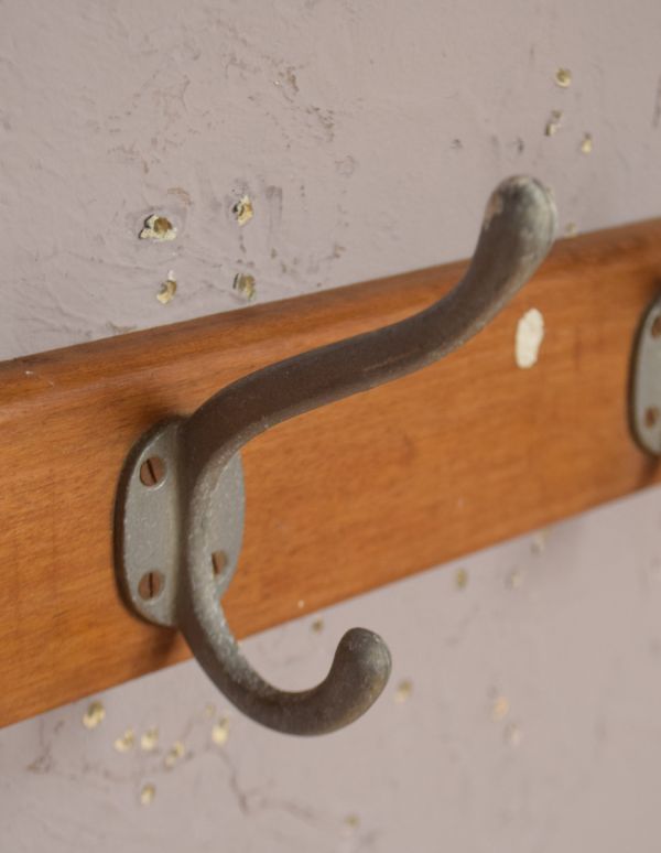 ウォールシェルフ・ウォールハンガー アンティーク家具 アンティークのコートフックボード(3連フック)。壁のオシャレを楽しみましょう空いている壁に取り付けるだけでなんだかワクワクしちゃう可愛らしさ。(d-1105-f)