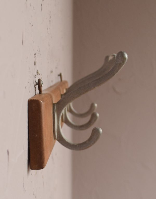 ウォールシェルフ・ウォールハンガー アンティーク家具 アンティークのコートフックボード(3連フック)。横から見ても可愛いデザインですもちろん横顔だって可愛いデザイン。(d-1105-f)