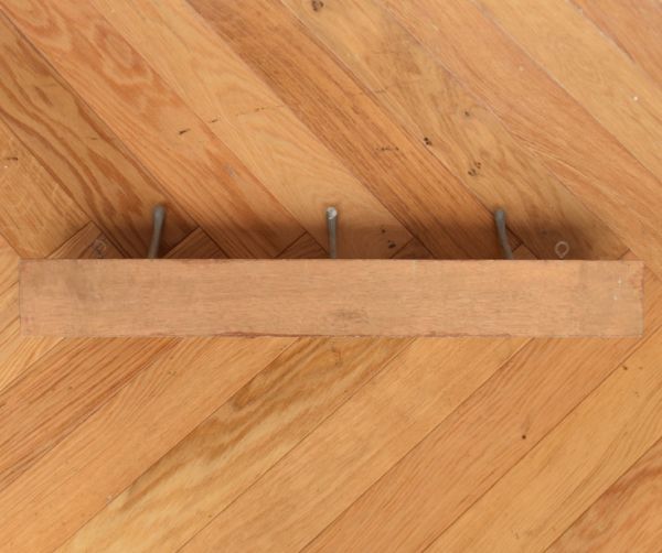 ウォールシェルフ・ウォールハンガー アンティーク家具 アンティークのコートフックボード(3連フック)。後ろ側を見てみると・・・アンティークは新品ではないので、もちろん経年変化によるキズはありますが、壁への取り付け部分も職人がキレイに修復しました。(d-1105-f)