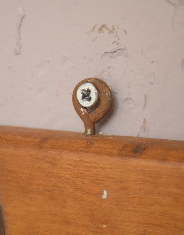 ウォールシェルフ・ウォールハンガー アンティーク家具 アンティークのコートフックボード(3連フック)。カンタンに取り付け出来ます。(d-1105-f)