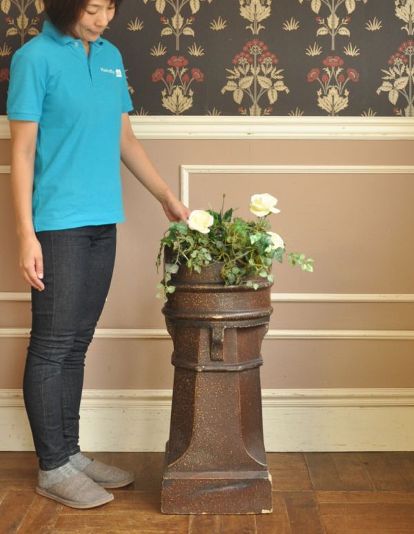 ガーデニング家具　アンティーク家具　ガーデニングにオススメのアンティーク家具、チムニーポット（煙突）。煙突のアクセサリー、チムニーポット英国の煙突に付けてオシャレに魅せるために造られたチムニーポット。(d-1109-f)