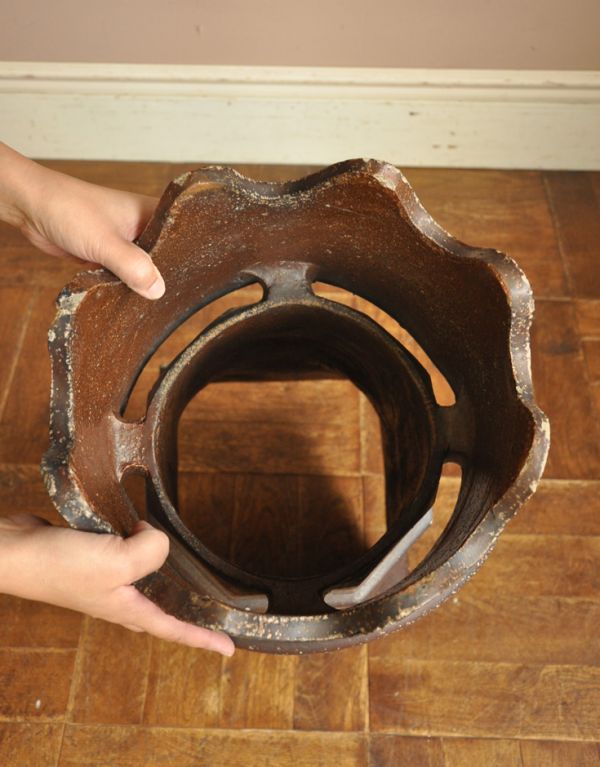 ガーデニングにオススメのアンティーク家具、チムニーポット（煙突）(d