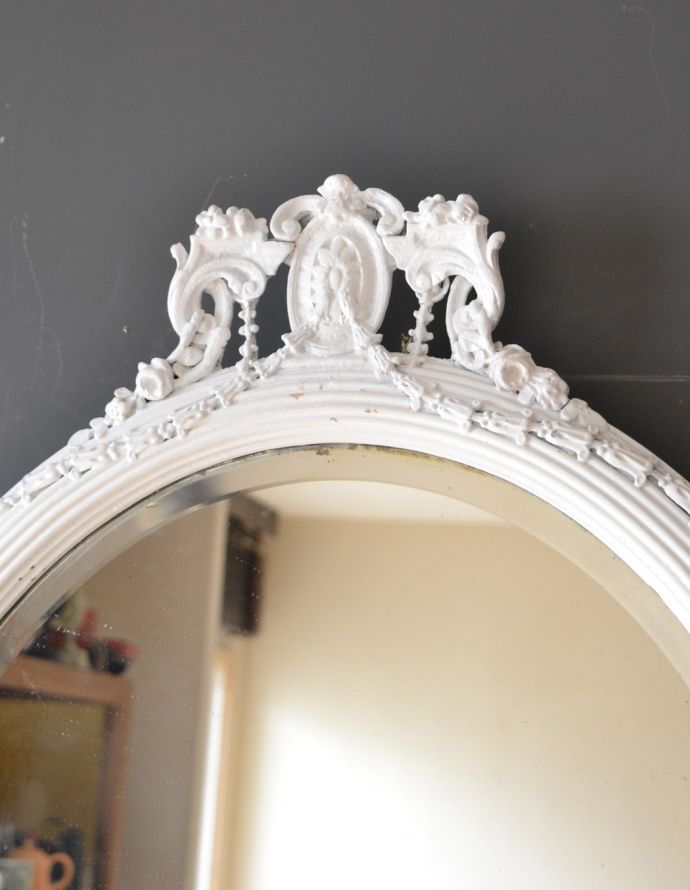 アンティーク ミラー(鏡) アンティーク雑貨 フランスらしいホワイトの優雅なアンティーク ウォールミラー。アンティークらしい独特のデザイン華やかなデザインのアンティークのミラーは、覗き込む度に女性だったら誰もがワクワクしちゃう美しいデザインが一番の魅力です。(d-1109-z-1)