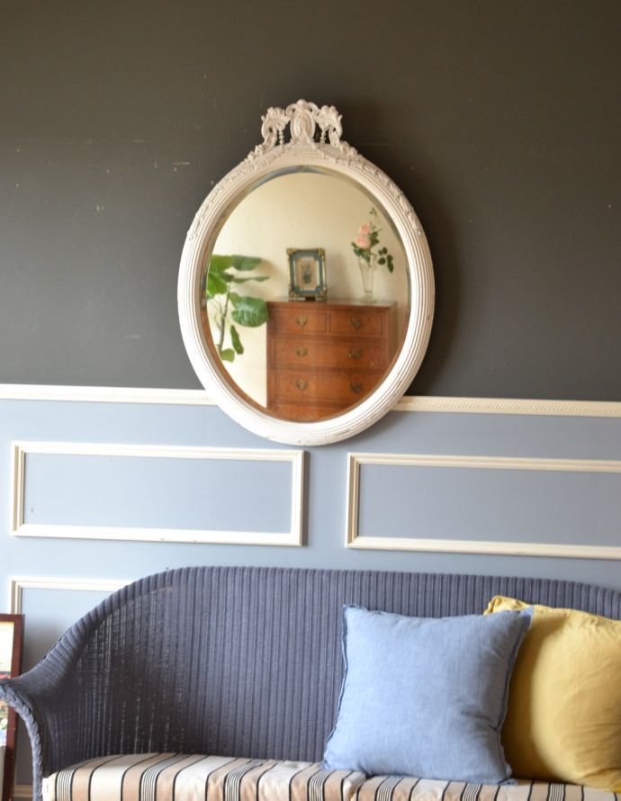 アンティーク ミラー(鏡) アンティーク雑貨 フランスらしいホワイトの優雅なアンティーク ウォールミラー。壁に掛けてみると・・・アンティークなので多少のキズ・汚れがある場合がありますがキレイなものを買い付けてきたのでご了承下さい。(d-1109-z-1)