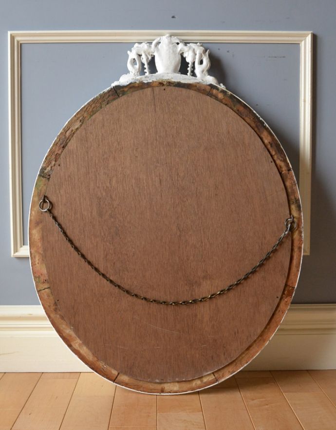 アンティーク ミラー(鏡) アンティーク雑貨 フランスらしいホワイトの優雅なアンティーク ウォールミラー。裏側を見てみると…修復の際、金具をしっかり取り付けたので安心してお使い下さい。(d-1109-z-1)