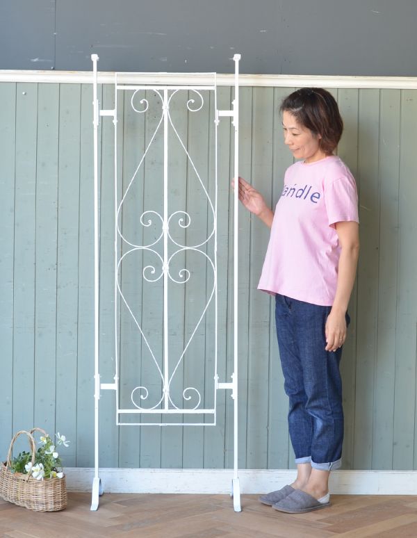 ドア・ゲート　アンティーク家具　イングリッシュガーデンアイテム、アンティークガーデンフェンス（ホワイト）。背が高いアイアンのフェンス。(d-1113-f)