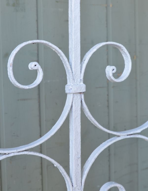 ドア・ゲート　アンティーク家具　イングリッシュガーデンアイテム、アンティークガーデンフェンス（ホワイト）。お花をキレイに引き立ててくれるから、ガーデニングが楽しくなります。(d-1113-f)