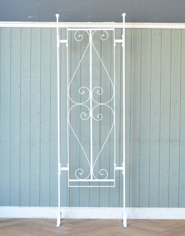 ドア・ゲート　アンティーク家具　イングリッシュガーデンアイテム、アンティークガーデンフェンス（ホワイト）。玄関やテラスなどに飾って使うこともできます。(d-1113-f)