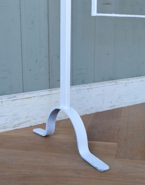 ドア・ゲート　アンティーク家具　イングリッシュガーデンアイテム、アンティークガーデンフェンス（ホワイト）。脚があります。(d-1113-f)