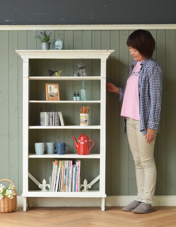 アンティークのフレンチスタイルの家具、ホワイト色のブックケース