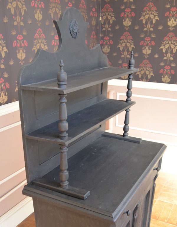 アンティークのキャビネット アンティーク家具 フランスの可愛いアンティーク家具、ブラックペイントのドレッサー。天板部分もキレイに仕上げました。(d-1133-f)