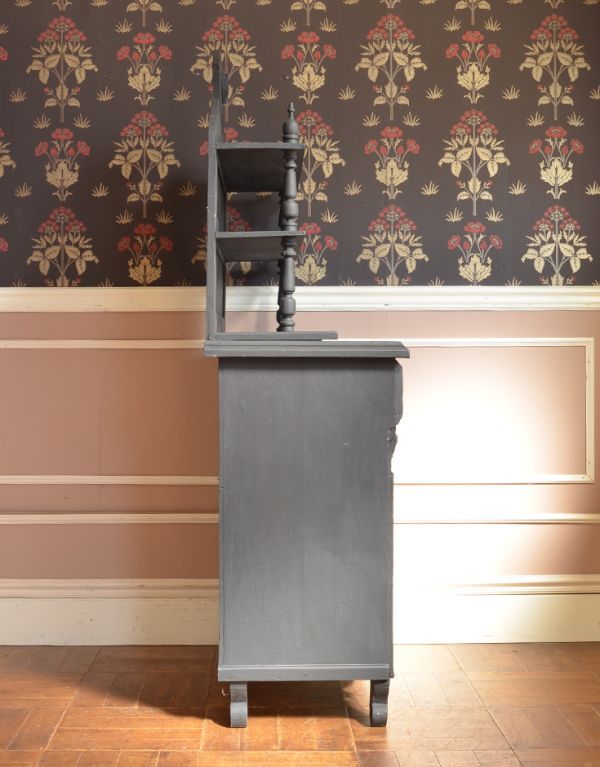 アンティークのキャビネット アンティーク家具 フランスの可愛いアンティーク家具、ブラックペイントのドレッサー。横から見てもステキフランスらしい美しさは横から見ても分かります。(d-1133-f)