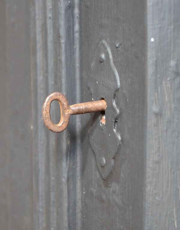 アンティークのキャビネット アンティーク家具 フランスの可愛いアンティーク家具、ブラックペイントのドレッサー。扉を開ける度にワクワクアンティークらしいデザイン。(d-1133-f)