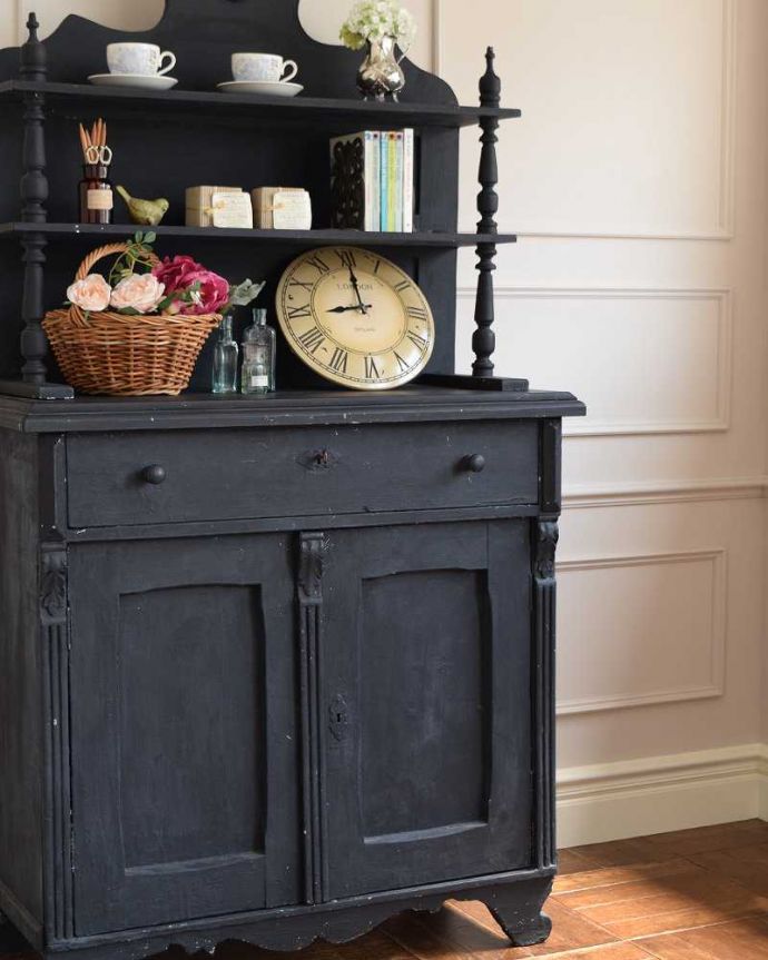 アンティークのキャビネット アンティーク家具 フランスの可愛いアンティーク家具、ブラックペイントのドレッサー。置いたもの全部が素敵に見えちゃうオープン棚を支える支柱の装飾がとても美しいので、この棚に置いたものが全部オシャレに見えるんです。(d-1133-f)