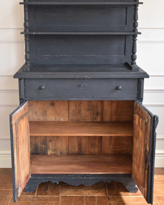 アンティークのキャビネット アンティーク家具 フランスの可愛いアンティーク家具、ブラックペイントのドレッサー。扉を開けてみると…中が見えない扉の中も、キレイに修復しました。(d-1133-f)