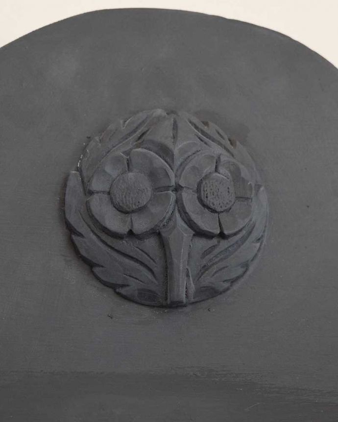 アンティークのキャビネット アンティーク家具 フランスの可愛いアンティーク家具、ブラックペイントのドレッサー。惚れ惚れしちゃう美しさ女性らしい彫り。(d-1133-f)