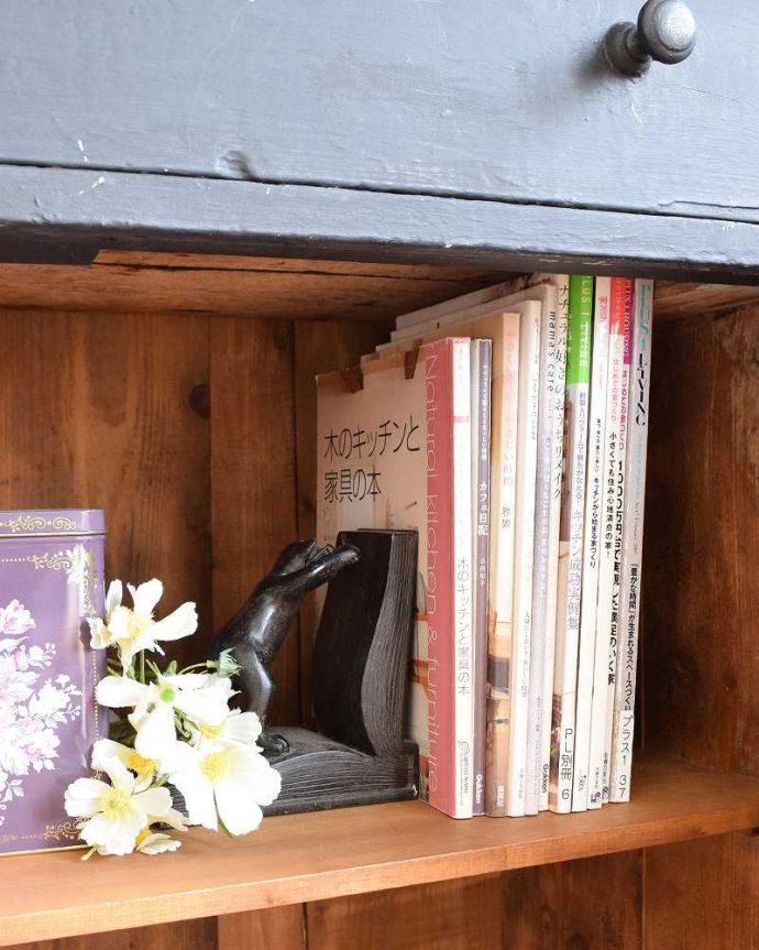 アンティークのキャビネット アンティーク家具 フランスの可愛いアンティーク家具、ブラックペイントのドレッサー。A4サイズも収納出来ちゃう優れものA4サイズの雑誌までしっかり収納出来ちゃう大きさ。(d-1133-f)