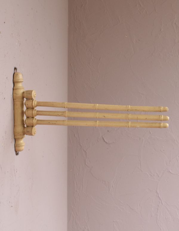 ウォールシェルフ・ウォールハンガー アンティーク家具 フランスのキッチンクロスハンガー、おしゃれなペイントのアンティーク雑貨(タオルハンガー)。いろんな場所でいろんな用途で使えるアンティーク見た目も可愛いので、普通だったら隠したくなるタオル掛けも、みんなに見せたくなるくらいオシャレなんです。(d-1136-f)