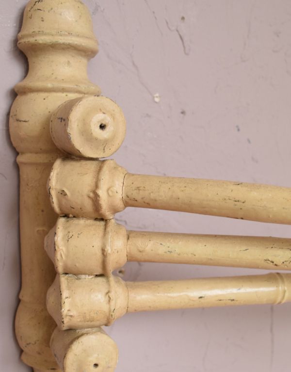 ウォールシェルフ・ウォールハンガー アンティーク家具 フランスのキッチンクロスハンガー、おしゃれなペイントのアンティーク雑貨(タオルハンガー)。壁に取り付け出来ます。(d-1136-f)