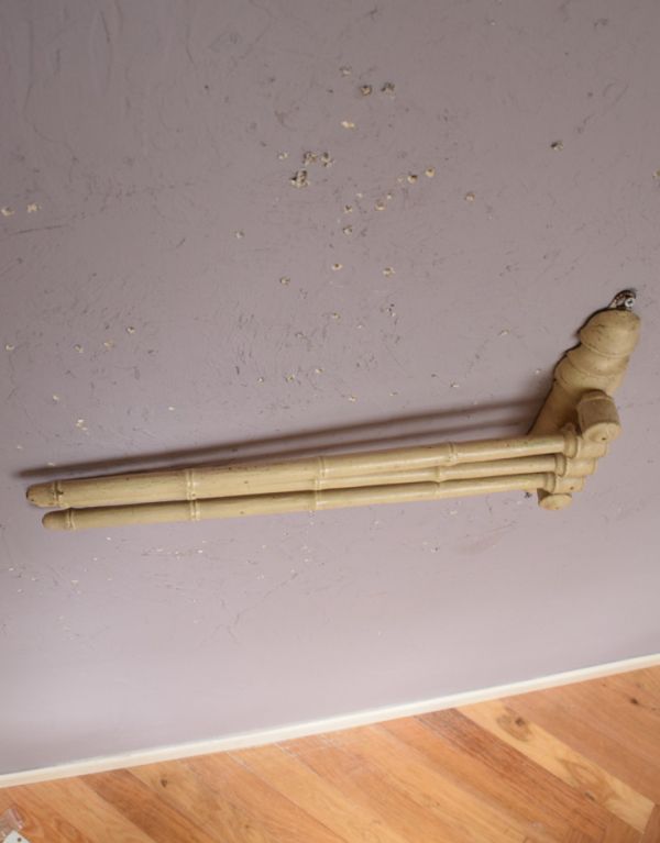 ウォールシェルフ・ウォールハンガー アンティーク家具 フランスのキッチンクロスハンガー、おしゃれなペイントのアンティーク雑貨(タオルハンガー)。思わずほっこりしちゃう可愛いデザインぬくもりある雰囲気を作ってくれるアンティークらしいデザイン。(d-1136-f)