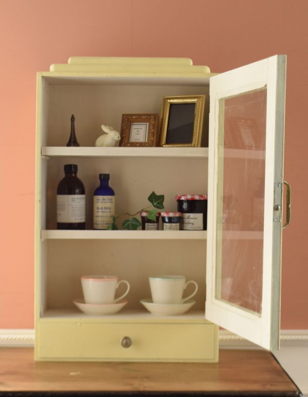 アンティークのキャビネット　アンティーク家具　アンティークの小さな家具、ペイントされたスモールキャビネット（引き出し付き）。パリのアパルトマン気分で使える小さなフランスの家具やっぱり一番の魅力はフランスらしい色使い。(d-1140-f)