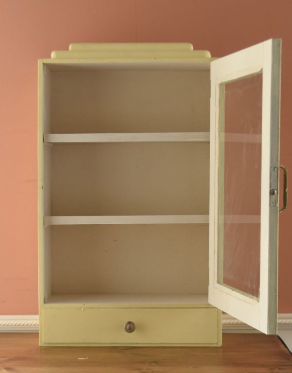 アンティークのキャビネット　アンティーク家具　アンティークの小さな家具、ペイントされたスモールキャビネット（引き出し付き）。扉を開けてみると、こんな感じです小さいからと言って、修復に妥協はしません！アンティークの風合いだけ残してキレイに修復してあります。(d-1140-f)