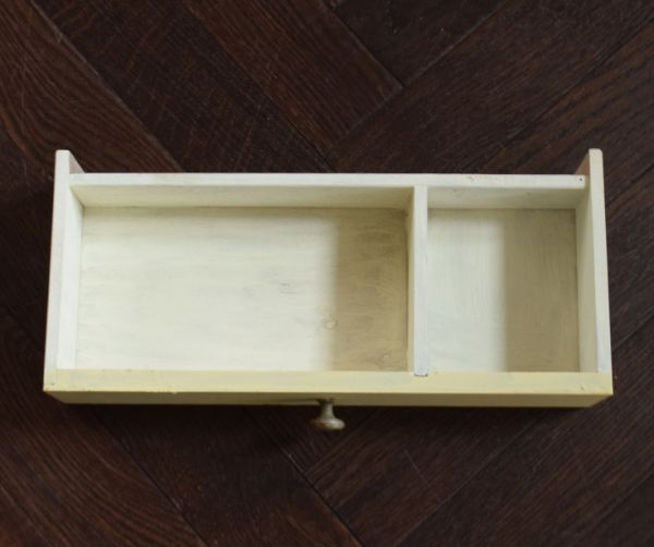 アンティークのキャビネット　アンティーク家具　アンティークの小さな家具、ペイントされたスモールキャビネット（引き出し付き）。キレイに修復しましたもちろん引き出しの中も職人がキレイにお直しました。(d-1140-f)