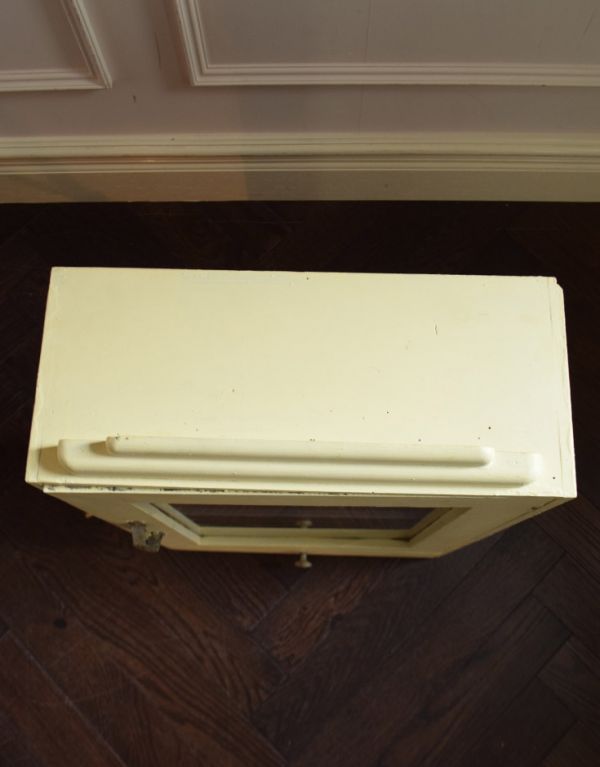 アンティークのキャビネット　アンティーク家具　アンティークの小さな家具、ペイントされたスモールキャビネット（引き出し付き）。上から見ると･･･キャビネットの形はこんな感じです。(d-1140-f)