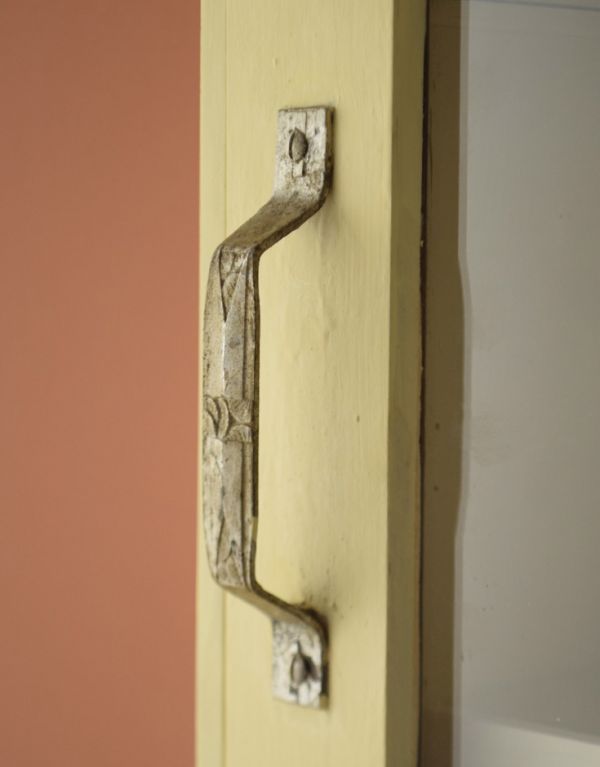 アンティークのキャビネット　アンティーク家具　アンティークの小さな家具、ペイントされたスモールキャビネット（引き出し付き）。アンティークらしい取っ手アンティークらしく上品な取っ手。(d-1140-f)