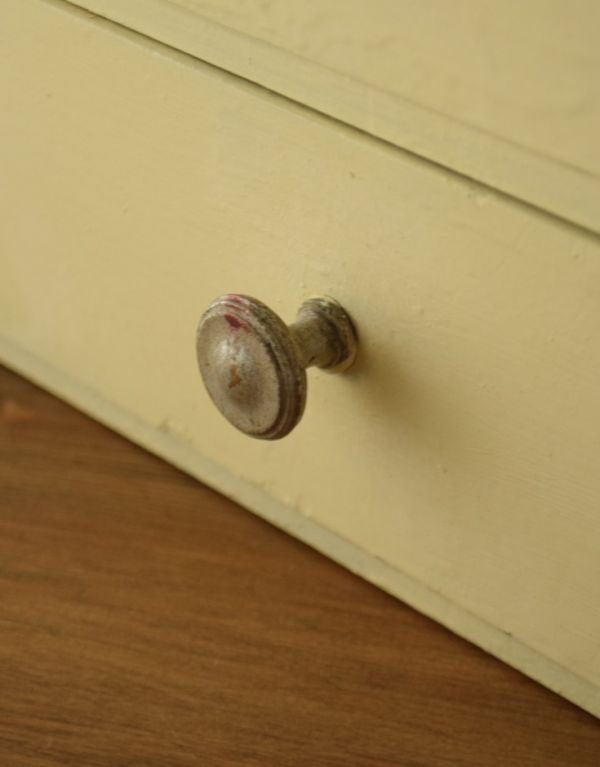 アンティークのキャビネット　アンティーク家具　アンティークの小さな家具、ペイントされたスモールキャビネット（引き出し付き）。開ける度にワクワクほっこりとした風合いがいい取っ手。(d-1140-f)