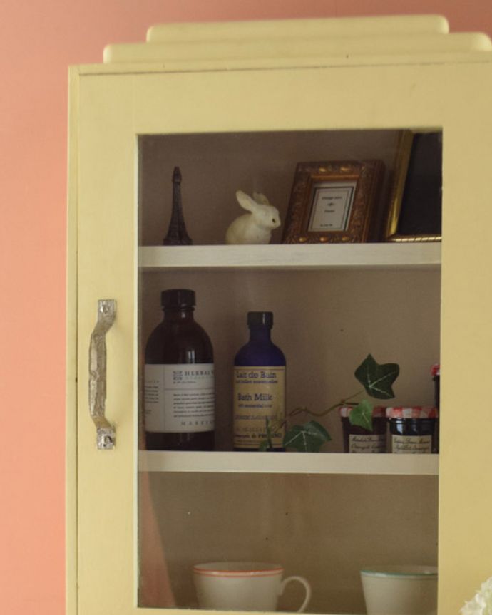 アンティークのキャビネット　アンティーク家具　アンティークの小さな家具、ペイントされたスモールキャビネット（引き出し付き）。小さくてもフランスらしさたっぷり壁につけることもできるので実用的に使えちゃう！フランスらしく壁からお部屋の中をオシャレに彩ってくれます。(d-1140-f)