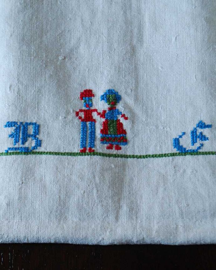 アンティーク 布製の雑貨　アンティーク雑貨　２色のお花＆イニシャルの刺繍入りのアンティークハンガリーリネン。大切なイニシャル入りお母さんから娘に渡されるお嫁入り道具には、ちゃんとイニシャルが刺繍されているんです。(d-1143-z)